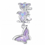 Un charm pendentif en Argent 925 représentant un papillon violet délicat, avec un anneau décoré de petites fleurs d’iris. Un bijou élégant et poétique pour apporter une touche florale à votre bracelet.

Caractéristiques
– Matière : Argent 925
– Design : Papillon violet avec anneau orné d’iris
– Style : Raffiné, poétique et féminin