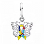 Ce pendentif associe un papillon ajouré, symbole de transformation et de résilience, à un ruban rose emblématique d’Octobre Rose, la campagne mondiale de sensibilisation au dépistage du cancer du sein. Porté en octobre et toute l’année, il affiche soutien, prévention et espoir, au cœur d’un mouvement qui mobilise en France depuis 1994 autour d’actions d’information, de dépistage et de collecte de fonds. Les finitions argentées et l’émail rose apportent une touche lumineuse et engagée, idéale pour un bracele