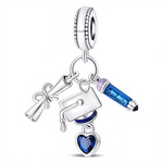 Un charm plein de sens pour marquer une réussite inoubliable. Ce pendentif unique associe quatre éléments délicats : un parchemin, un chapeau de diplômé avec un cœur bleu suspendu, et un crayon bleu gravé du mot "Graduate". Un bijou raffiné en argent 925, parfait pour célébrer l'effort, le savoir et l’émotion du jour de la remise des diplômes.