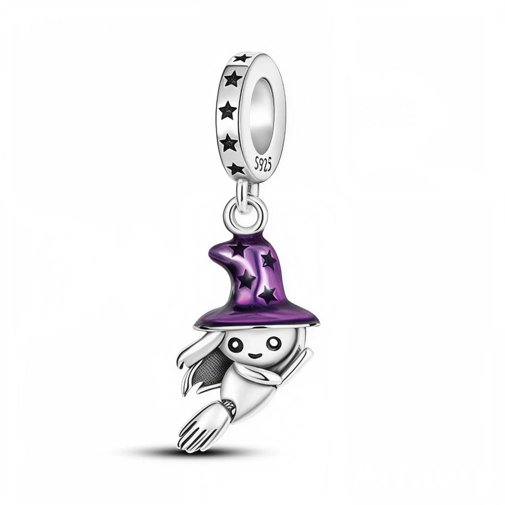 La bélière en argent 925 est décorée d’étoiles noires gravées et marquée « S925 ». Le pendentif montre un petit fantôme argenté aux yeux noirs, penché sur le côté comme s’il flottait, portant un chapeau de sorcière violet métallisé parsemé d’étoiles sombres.