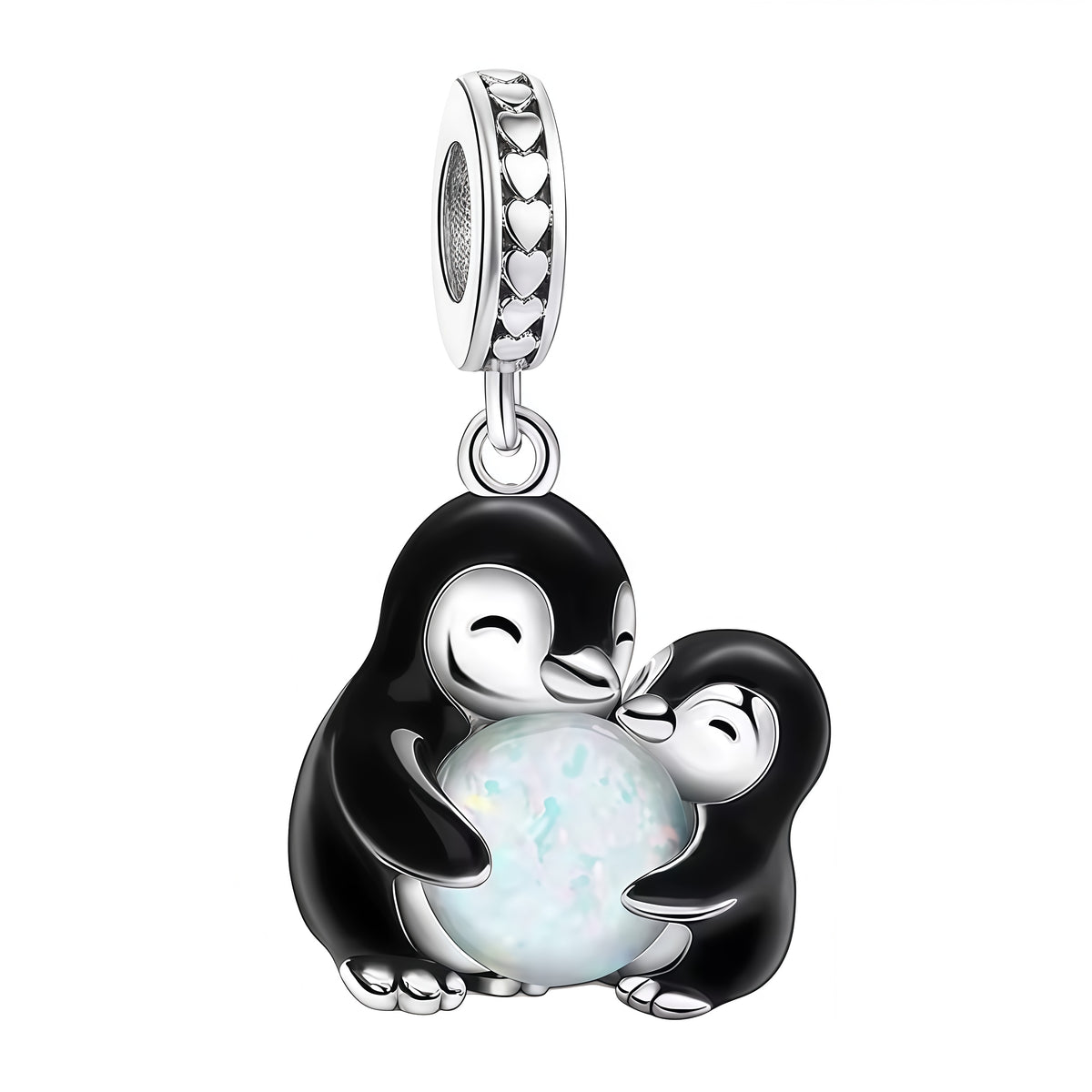 Charm pendentif représentant deux pingouins attendrissants qui se font face autour d’une boule de neige blanche et irisée. Leur posture évoque la tendresse, la complicité et l’amour, tandis que la boule centrale apporte une touche hivernale et féerique.

Caractéristiques :

Matière : Argent 925 avec détails noirs et boule blanche irisée.
Design : Deux pingouins enlacés autour d’une boule de neige.
Style : Hivernal, mignon, romantique et élégant.
Symbolique : Amour, fidélité, complicité, douceur et protectio