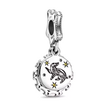 Montrez votre fierté pour la maison Poufsouffle avec ce charmant pendentif. Fabriqué en argent sterling 925, ce pendentif de haute qualité est orné du blason de Poufsouffle, mettant en avant le blaireau symbolique de la maison, connu pour sa loyauté et son travail acharné. Parfait pour les étudiants et anciens élèves de cette maison courageuse, ce pendentif capture l'esprit de justice et de détermination de Poufsouffle, ajoutant une touche de magie et de fierté à votre collier ou bracelet.
