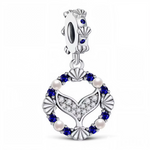 Ce charm pendentif en argent 925 (S925) capture queue de baleine puissante aux nageoires écartées émergée d’ondes stylisées. Il symbolise force majestueuse, mystère abyssal et sagesse marine.

Caractéristiques

Matière : Argent 925 (S925) poli avec émail bleu pour l’eau, texture peau baleine ciselée.
Design : Nageoires larges triangulaires, base queue courbe, bulles ou vagues sous inspirées d’un géant des mers en mouvement.
Compatibilité : Compatible avec les bracelets à charms standards (type Pandora, etc.
