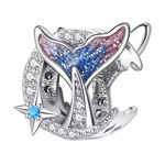 Ce charm pendentif en argent 925 (S925) capture queue de baleine puissante aux nageoires écartées émergée d’ondes stylisées. Il symbolise force majestueuse, mystère abyssal et sagesse marine.

Caractéristiques

Matière : Argent 925 (S925) poli avec texture peau baleine ciselée, détails fins.
Design : Nageoires larges triangulaires, base queue courbe puissante, souvent avec chaîne rollo italienne.
Compatibilité : Compatible avec les bracelets à charms standards (type Pandora, etc.) et la plupart des chaînes 