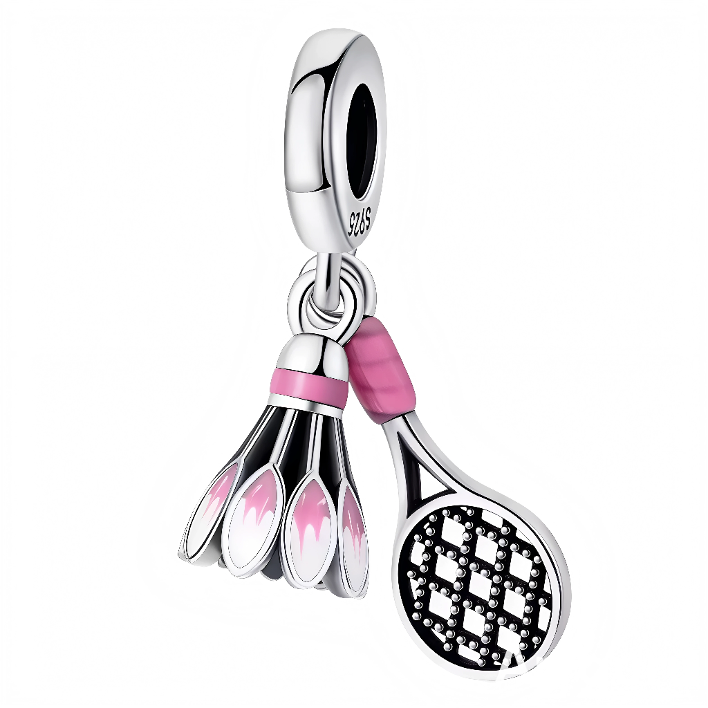 Montrez votre passion pour le tennis avec ce charm élégant représentant une raquette accompagnée d’un volant. Réalisé en&nbsp;argent 925, ce pendentif allie finesse et qualité pour un bijou qui sublime votre bracelet. Parfait pour les sportifs ou les amateurs du jeu, il ajoute une touche dynamique et sportive à votre collection.