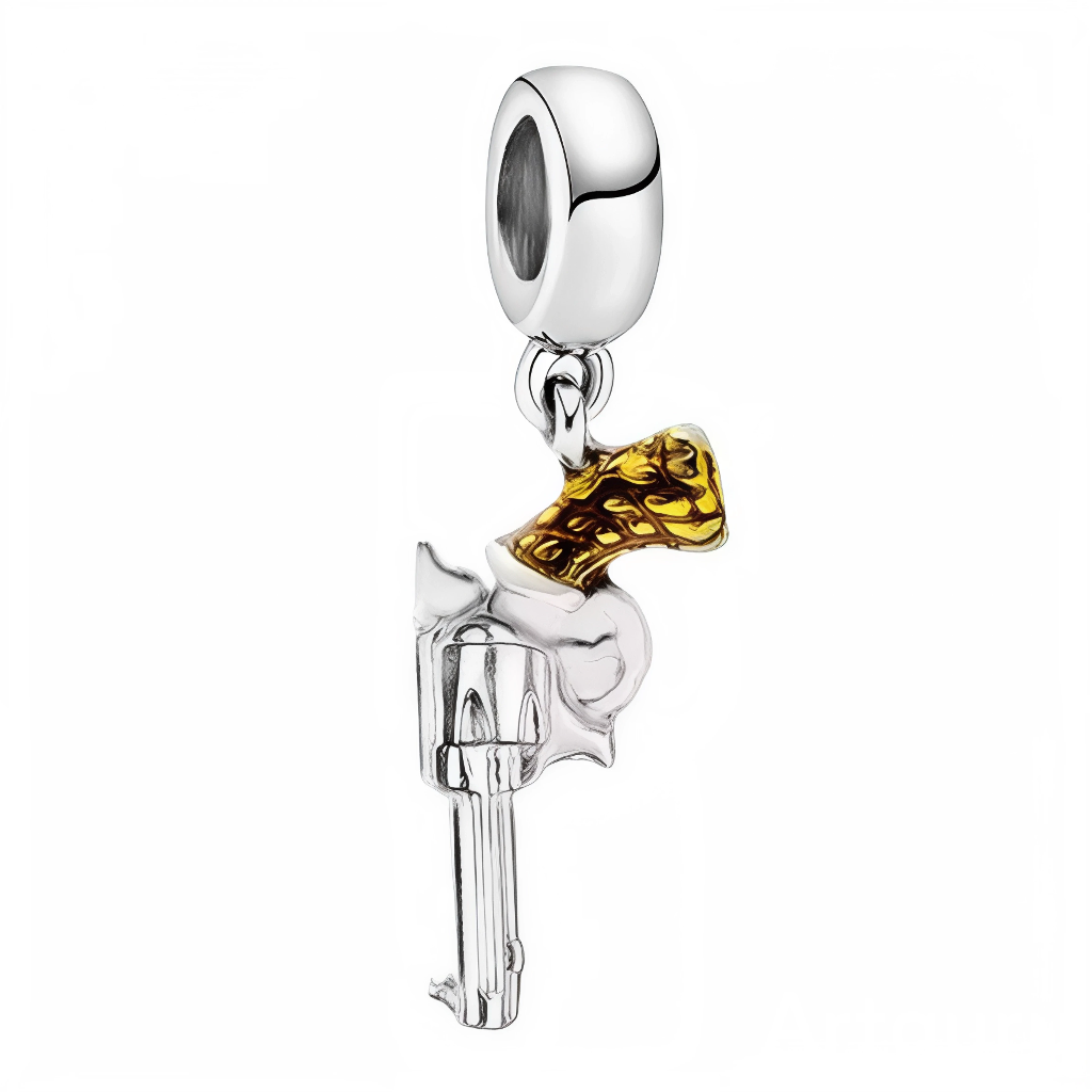 Ce charm pendentif western met en vedette un revolver colt réaliste en argent 925, avec une crosse émaillée dorée texturée évoquant le cuir patiné du Far West. Le canon long et gravé capture l’esprit d’aventure des cowboys et du duel au soleil couchant. L’anneau supérieur rond permet une suspension fluide et stylée sur les bracelets à charms.