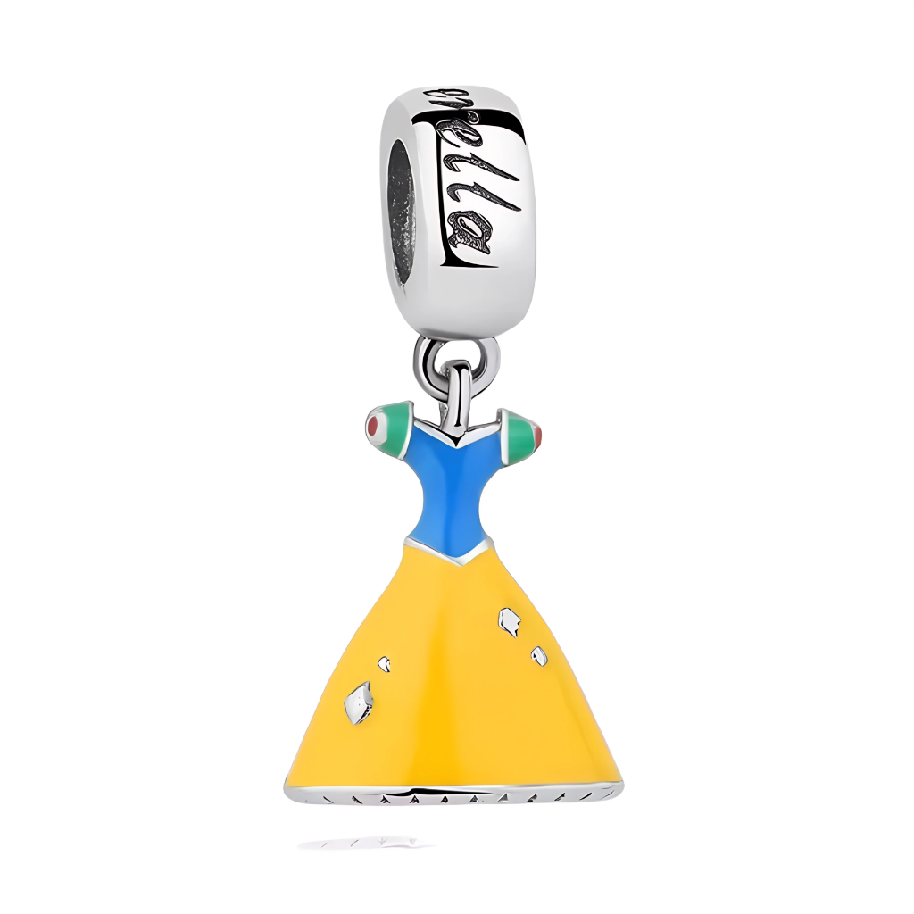 Ce charm pendentif en argent 925 (S925) miniature reproduit la robe iconique de Blanche-Neige avec corsage bleu velours, manches bouffantes rouges et jupe jaune étoilée, collerette blanche délicate Disney originale. Il symbolise pureté innocente, magie des contes et rêve princier éternel.

Caractéristiques :

Matière : Argent 925 (S925) avec émail multicolore précis (bleu/rouge/jaune), texture satin jupe ciselée.
Design : Robe complète 3D miniature, nœud tête ruban rouge, détails pommettes hautes typiques 1