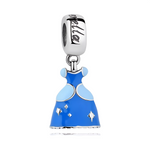 Ce charm pendentif en argent 925 (S925) miniature reproduit la robe de bal féerique de Cendrillon, corsage argenté scintillant, manches bouffantes délicates et jupe évasée pailletée version Disney 1950. Il symbolise transformation magique, minuit fatidique et pantoufle de vair éternelle.

Caractéristiques :

Matière : Argent 925 (S925) avec émail bleu clair/argent, cristaux minuscules simulant lumière fée.
Design : Robe complète 3D, collerette satin, volume jupe tulle façon marraine-fée originale.
Compatibi
