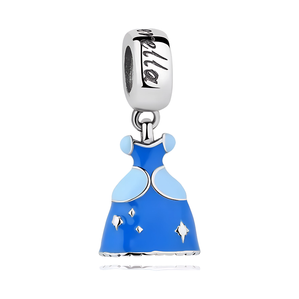 Ce charm pendentif en argent 925 (S925) miniature reproduit la robe de bal féerique de Cendrillon, corsage argenté scintillant, manches bouffantes délicates et jupe évasée pailletée version Disney 1950. Il symbolise transformation magique, minuit fatidique et pantoufle de vair éternelle.

Caractéristiques :

Matière : Argent 925 (S925) avec émail bleu clair/argent, cristaux minuscules simulant lumière fée.
Design : Robe complète 3D, collerette satin, volume jupe tulle façon marraine-fée originale.
Compatibi