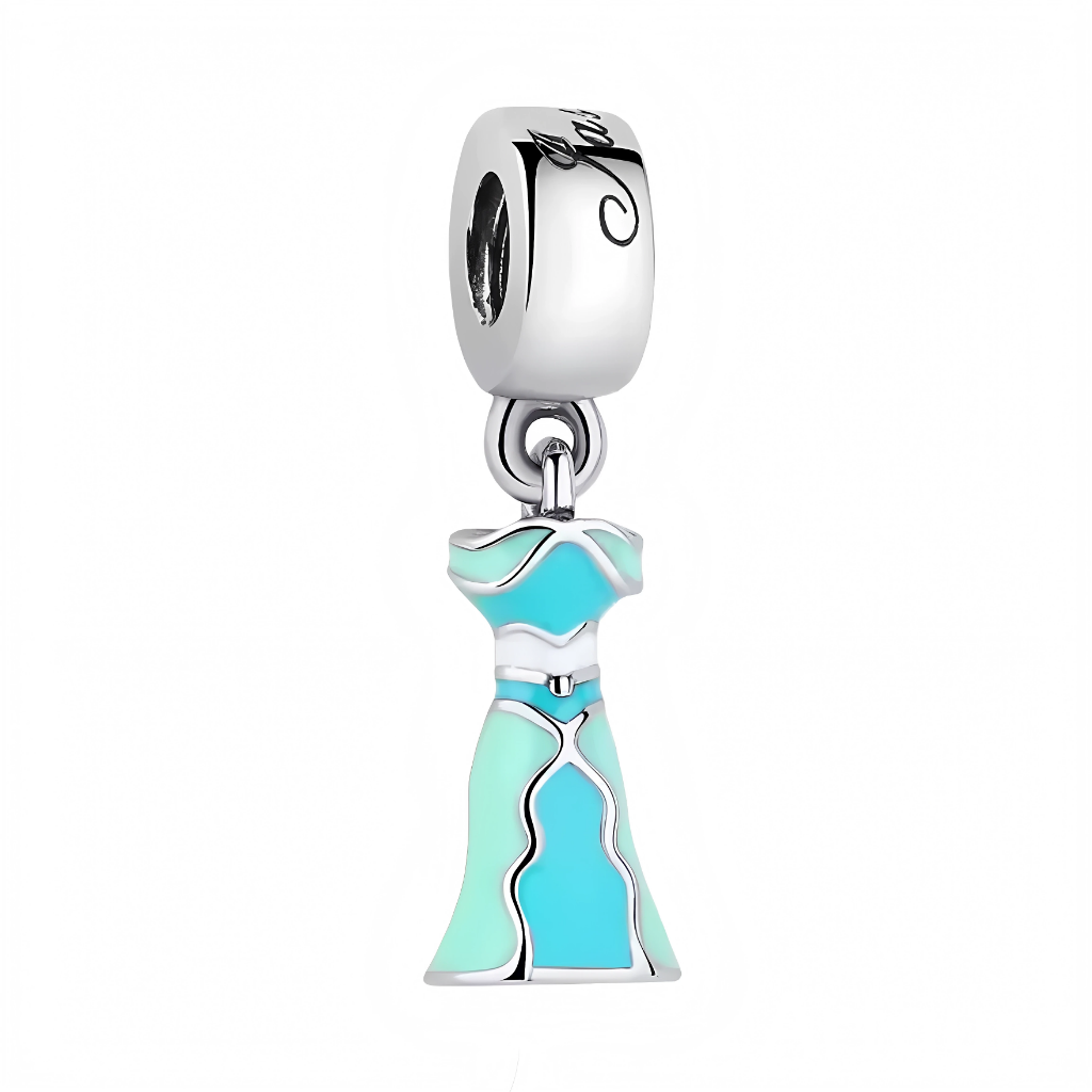Ce charm pendentif en argent 925 (S925) miniature reproduit la robe turquoise emblématique de Jasmine d'Aladdin, pantalon harem fluide et voiles violets transparents Disney 1992. Il symbolise esprit rebelle, amour interdit et magie du Génie.

Caractéristiques :

Matière : Argent 925 (S925) avec émail turquoise satiné, broderies dorées fines et texture soie ciselée.
Design : Tenue complète 3D, bandeau tête, voiles aériens, détails bijoux Agrabah authentiques.
Compatibilité : Compatible avec les bracelets à c