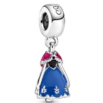Ajoutez une touche d’aventure et de charme à votre collection avec ce charm pendentif en argent 925 représentant la robe emblématique d’Anna, l’héroïne courageuse de La Reine des Neiges. Ce bijou délicat capture la chaleur et la détermination du personnage grâce à ses détails précis et ses couleurs fidèles.

Caractéristiques :

Matière : Argent 925 finition brillante et résistante
Design : Robe d’Anna avec finitions soignées et touches d’émail dans les tons bleu, noir et rouge
Coloris : Argent poli avec éma