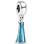 Illuminez votre collection avec ce charm pendentif en argent 925 représentant la robe emblématique d’Elsa, la reine des neiges. Inspiré du film Frozen, ce bijou délicat capture la majesté et la puissance glacée du personnage grâce à ses détails scintillants et ses touches d’émail bleu.

Caractéristiques :

Matière : Argent 925 finition brillante et résistante
Design : Robe d’Elsa avec finitions détaillées et touches d’émail bleu clair et argenté
Coloris : Argent poli avec nuances bleues pour un rendu fidè