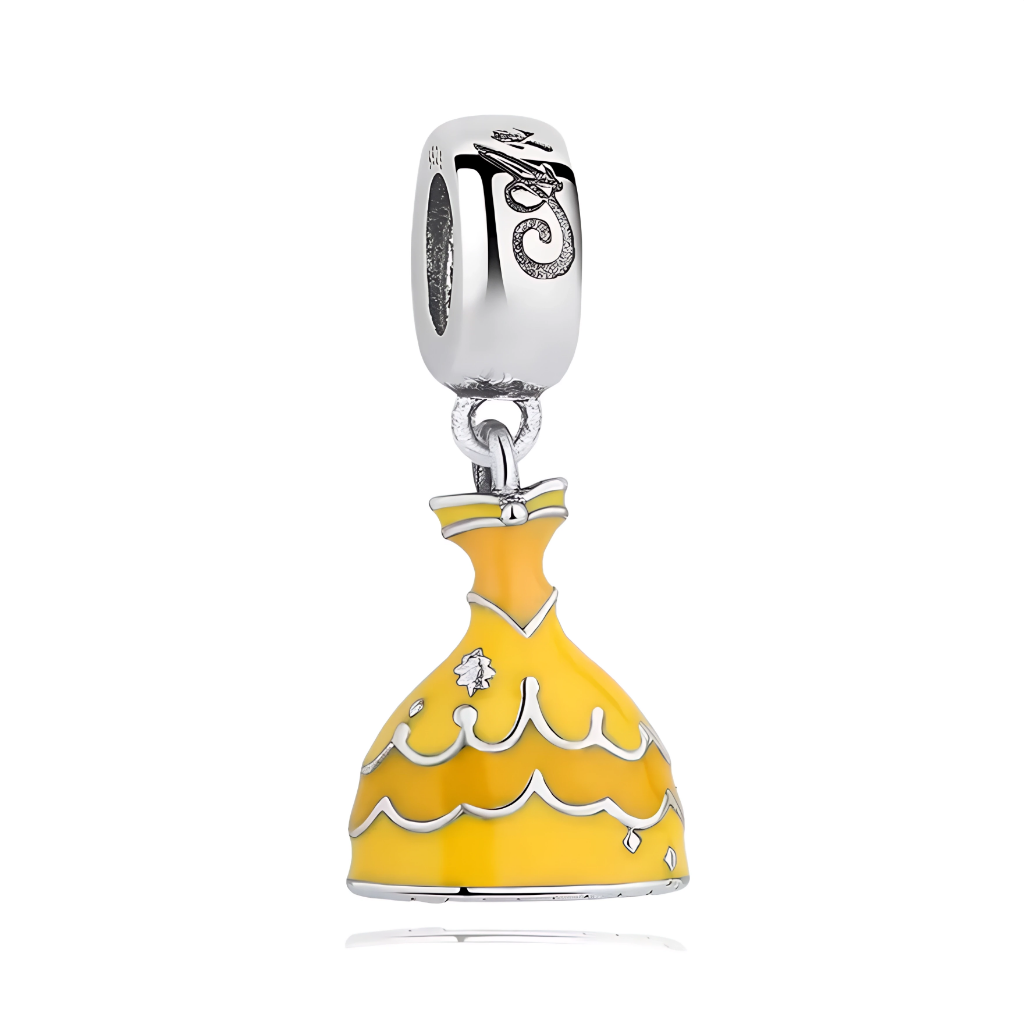 Ce charm pendentif en argent 925 (S925) miniature reproduit la robe jaune emblématique de Belle de La Belle et la Bête, corsage cintré doré, manches bouffantes off-shoulder et jupe ample satinée Disney 1991. Il symbolise intelligence audacieuse, amour transformateur et bibliothèque enchantée.

Caractéristiques :

Matière : Argent 925 (S925) avec émail jaune satiné, texture velours corsage ciselée.
Design : Robe complète 3D, nœud taille oversize, volume jupe façon robe de bal magique.
Compatibilité : Compati