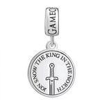 Ce charm pendentif en argent 925 pur montre un médaillon rond avec épée centrale et inscription circulaire proclamant souveraineté nordique. Il incarne honneur leadership et règne légendaire glacé.

Caractéristiques

Matière : Argent 925 gravures contrastées précises.
Design : Cercle ajouré lame verticale bélière large.
Compatibilité : Clip pour bracelets européens.
