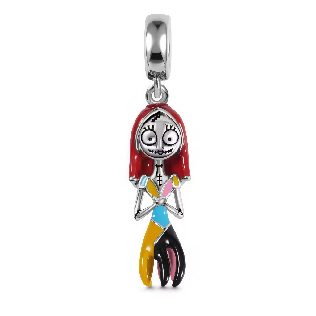Ce charm pendentif en argent 925 (S925) représente Sally la poupée vivante de Nightmare Before Christmas, visage cousu bleu pâle souriant doux, cheveux orange flammants, robe patchwork verte. Elle symbolise résilience amoureuse, beauté reconstruite et mystère ensorcelant.

Caractéristiques :

Matière : Argent 925 (S925) avec émail patchwork multicolore, sutures fil noir texturées.
Design : Pose gracieuse bras croisés, yeux expressifs grands, détails coutures réalistes.
Compatibilité : Compatible avec les br