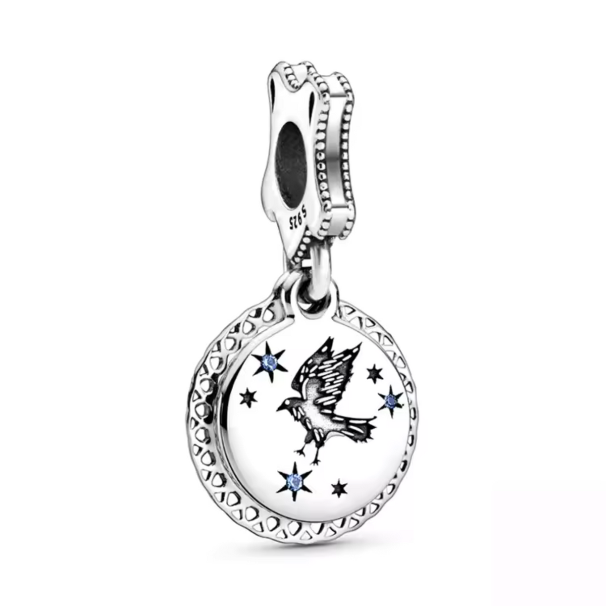 Affichez votre fierté pour la maison Serdaigle avec ce charm pendentif exquis inspiré de l'univers de Harry Potter. Fabriqué en argent sterling 925, ce charm est une célébration élégante de Serdaigle, mettant en avant l'emblématique aigle de la maison. Conçu avec des détails soignés et une finition brillante, il est parfait pour les amateurs de magie qui souhaitent ajouter une touche de sagesse et de raffinement à leur collection de bijoux.