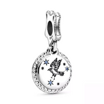 Affichez votre fierté pour la maison Serdaigle avec ce charm pendentif exquis inspiré de l'univers de Harry Potter. Fabriqué en argent sterling 925, ce charm est une célébration élégante de Serdaigle, mettant en avant l'emblématique aigle de la maison. Conçu avec des détails soignés et une finition brillante, il est parfait pour les amateurs de magie qui souhaitent ajouter une touche de sagesse et de raffinement à leur collection de bijoux.