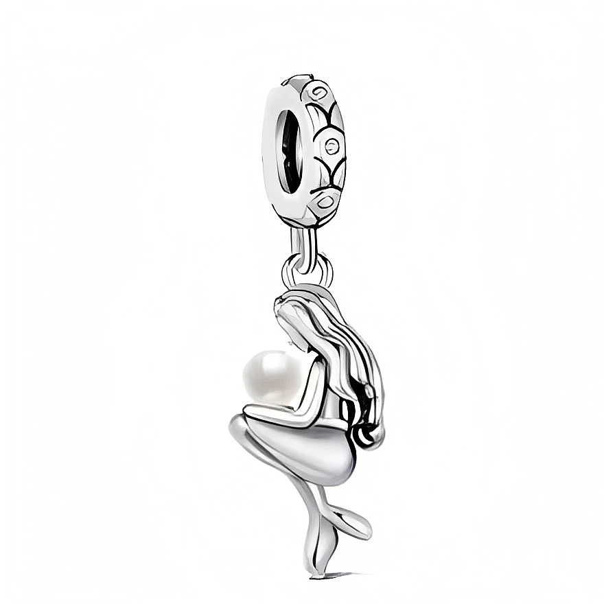Ce charm en métal argenté représente une jeune sirène assise, les jambes croisées et la longue chevelure ondulée retombant dans son dos, serrant contre elle une perle ronde et lumineuse. Le pendentif est suspendu à un anneau décoré de motifs de coquillages et de bulles, ce qui renforce l’inspiration marine et donne du relief au bijou.