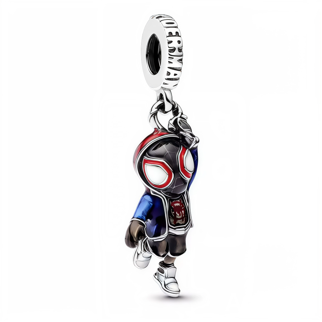 Ce charm pendentif en argent 925 (S925) représente Spider-Man capuché dans sa pose signature, avec masque iconique émaillé rouge/noir et filet de toile stylisé. Il symbolise agilité urbaine, responsabilité héroïque et esprit de quartier.

Caractéristiques :

Matière : Argent 925 (S925) avec émail précis rouge/noir, yeux blancs expressifs brillants.
Design : Silhouette complète capuchée, posture dynamique prête à bondir, détails toile araignée 3D.
Compatibilité : Compatible avec les bracelets à charms standa