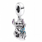 Plongez dans la magie de l’enfance avec ce charm pendentif en argent 925 représentant Stitch, l’adorable extraterrestre rebelle, étreignant un château enchanté digne des plus grands contes Disney. Une création à la fois tendre et pleine de malice, parfaite pour les fans de Lilo et Stitch et de l’univers féérique des parcs Disney.