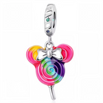 Ajoutez une touche gourmande et adorable à votre collection avec ce charm pendentif en Argent 925 (S925), représentant une sucette en forme de tête de Minnie. Un bijou ludique et coloré parfait pour sublimer vos bracelets ou colliers avec une touche de fantaisie Disney.

Caractéristiques
– Matière : Argent 925 (S925).
– Design : Sucette en forme de tête de Minnie détaillée.
– Coloris : Argenté brillant avec touches colorées.
– Compatibilité : Convient aux bracelets à charms type Pandora et colliers.
– Style