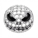 Ce charm pendentif en argent 925 (S925) met en scène la tête de Jack Skellington crâne souriant large iconique, rehaussée strass Swarovski étincelants sur yeux blancs et contours crânien. Il symbolise charisme Halloween scintillant, génie sombre pailleté et fêtes brillantes ténébreuses.

Caractéristiques :

Matière : Argent 925 (S925) squelette noir poli avec strass multicouleurs haute brillance.
Design : Sourire dents parfait, orbites vides strassés hypnotiques, profil rond profilé.
Compatibilité : Compati
