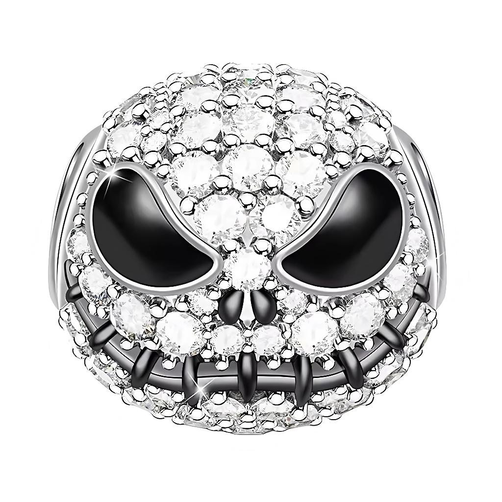 Ce charm pendentif en argent 925 (S925) met en scène la tête de Jack Skellington crâne souriant large iconique, rehaussée strass Swarovski étincelants sur yeux blancs et contours crânien. Il symbolise charisme Halloween scintillant, génie sombre pailleté et fêtes brillantes ténébreuses.

Caractéristiques :

Matière : Argent 925 (S925) squelette noir poli avec strass multicouleurs haute brillance.
Design : Sourire dents parfait, orbites vides strassés hypnotiques, profil rond profilé.
Compatibilité : Compati
