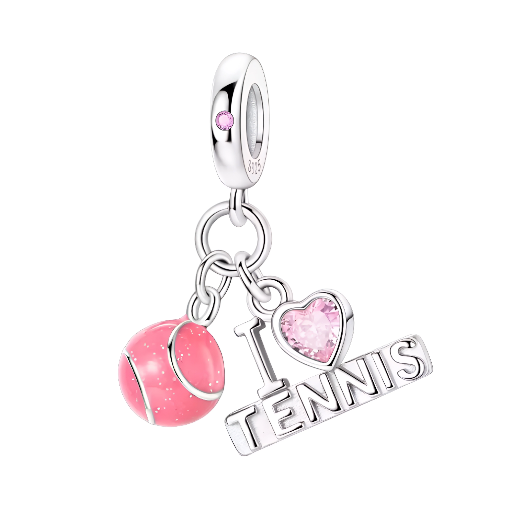 Ce charm pendentif&nbsp;dynamique&nbsp;célèbre le tennis avec un ballon rose enamel texturé cousu aux stries réalistes, un cœur rose strassé et l’inscription “I ♥ TENNIS” en lettres bold 3D, évoquant passion sportives, Roland-Garros et esprit fair-play. Suspendu à un anneau lisse en argent sterling poinçonné « S925 », il balance avec énergie sur les bracelets, parfait pour joueuses, fans ATP/WTA ou cadeaux motivation sportifs. Durable et hypoallergénique, idéal pour Wimbledon ou entraînements quotidiens.
