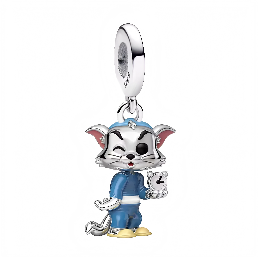 Ce charm capture Tom en tenue bleue avec son expression taquine signature: un œil fermé, un sourire en coin et une patte tenant un mini réveil détaillé. Les émaux bleu profond et rose dans les oreilles contrastent avec les finitions argent poli pour un rendu vif et ludique. Idéal pour compléter un bracelet thème cartoon et former un duo avec la souris.