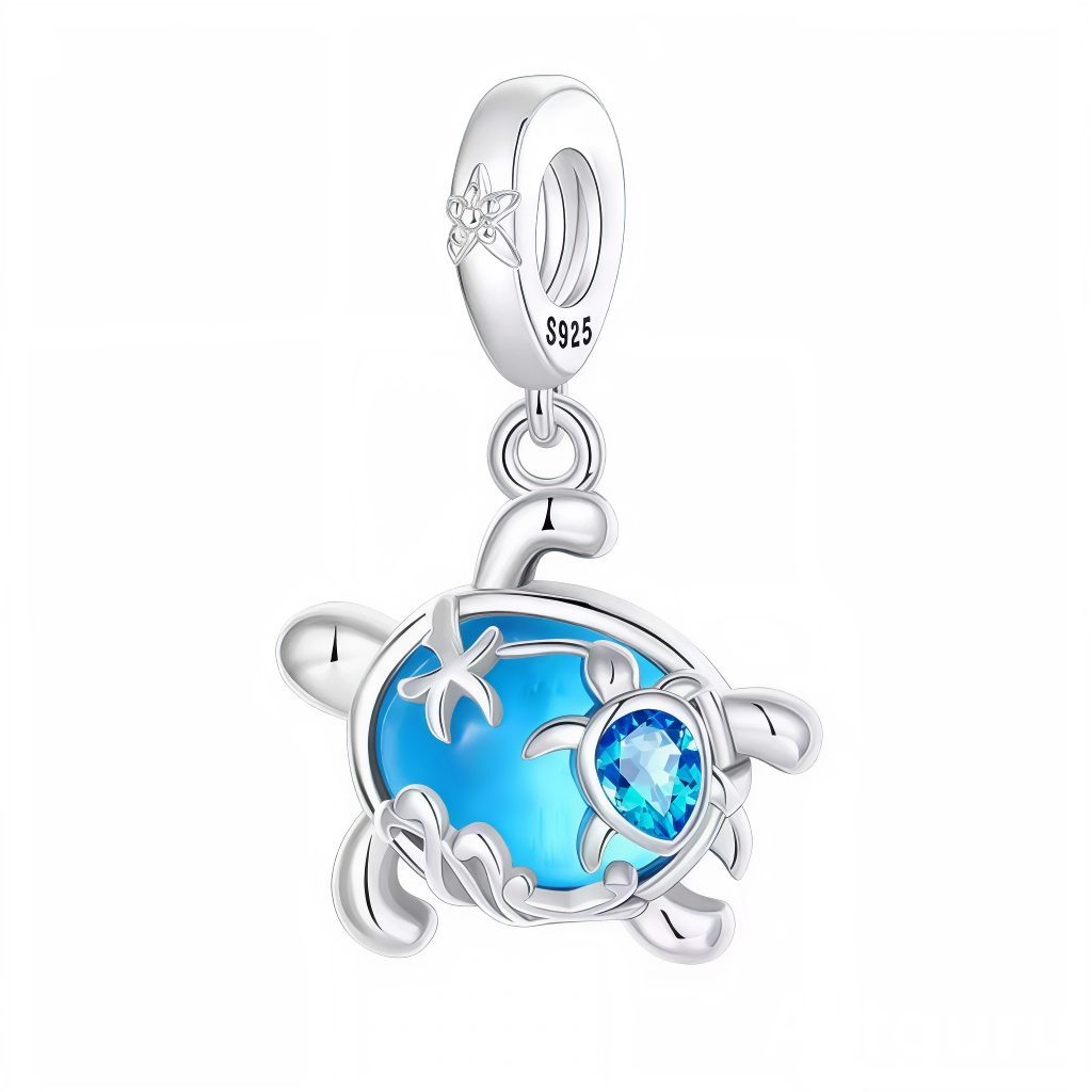 Ce charm pendentif en argent 925 illustre tortue ronde turquoise zircon étoiles vagues. Symbole aventure marine liberté profondeur sereine.

Caractéristiques

Matière : Argent 925 zircon turquoise.
Design : Boule texturée nageuse ajourée.
Compatibilité : Bracelets ou colliers.