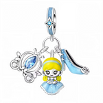 Ce charm pendentif en argent 925 réunit un trio féerique inspiré de&nbsp;Cendrillon&nbsp;: un carrosse à roues ajourées, Cendrillon en robe bleu ciel bouffante élégante, et une chaussure de verre étincelante. L’ensemble évoque la magie de minuit, la transformation miraculeuse et le bal enchanté du conte.

Caractéristiques :

Matière : Argent 925 avec émail bleu ciel (robe).
Design : Trois éléments mobiles sur anneau fin, détails fins (roues ciselées, plis robe, talon délicat).
Dimensions : Ensemble léger po