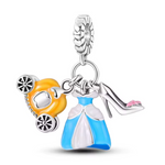 Ce charm pendentif en argent 925 réunit un trio magique de&nbsp;Cendrillon&nbsp;: un carrosse citrouille doré aux roues festonnées, robe bleu ciel bouffante étincelante, et une chaussure de verre délicate. L’ensemble évoque la transformation miraculeuse, la magie de minuit et le conte du bal princier.

Caractéristiques :

Matière : Argent 925 avec émail orange (citrouille), bleu ciel (robe).
Design : Trois éléments mobiles sur anneau fin, détails fins (vignes citrouille, perles robe, talon ajouré).
Dimensio