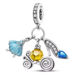 Ce charm pendentif en argent 925 réunit un trio iconique de&nbsp;Cendrillon&nbsp;: Cendrillon en robe bleu ciel bouffante et pailletée, un carrosse doré aux roues festonnées, et une chaussure de verre étincelante. L’ensemble capture la magie du bal, la transformation enchantée et l’espoir triomphant du conte de fées.

Caractéristiques :

Matière : Argent 925 avec émail bleu ciel (robe), perle dorure brillante (carrosse).
Design : Trois éléments mobiles sur anneau fin, détails ciselés (plis robe, lanternes c