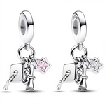 Exprimez la réussite et la sagesse avec ce charm pendentif unique composé de trois charms suspendus : un chapeau de diplômé, un hibou symbolisant la connaissance, et une petite étoile colorée. Disponible en deux versions, avec étoile rose ou blanche, ce bijou en argent 925 célèbre un parcours accompli avec élégance et délicatesse.