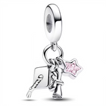 Exprimez la réussite et la sagesse avec ce charm pendentif unique composé de trois charms suspendus : un chapeau de diplômé, un hibou symbolisant la connaissance, et une petite étoile colorée. Disponible en deux versions, avec étoile rose ou blanche, ce bijou en argent 925 célèbre un parcours accompli avec élégance et délicatesse.