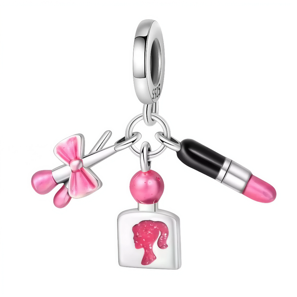 Ce charm pendentif en argent 925 (S925) réunit pinceau poudré, rouge à lèvres glamour et flacon parfum, hommage à l’univers beauté de Barbie. Il symbolise rituel chic, créativité maquillage et féminité rayonnante.

Caractéristiques :

Matière : Argent 925 (S925) poli avec émail rose, détails miniatures ciselés haute précision.
Design : Pinceau poils doux simulés, tube RAL iconique, vaporisateur fin, silhouette profil inspirée Barbie.
Compatibilité : Compatible avec les bracelets à charms standards (type Pan