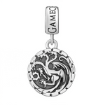 Ce charm pendentif en argent 925 pur expose un médaillon rond ciselé d’un dragon à trois têtes aux ailes déployées et flammes stylisées. Il symbolise puissance hérédité et conquête légendaire.

Caractéristiques

Matière : Argent 925 reliefs noirs détaillés.
Design : Cercle cranté dragon central bélière large.
Compatibilité : Clip pour bracelets européens.