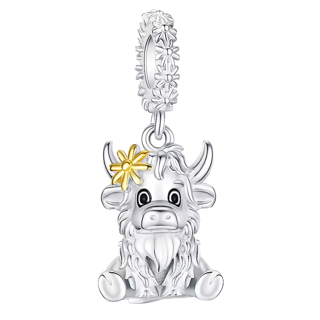 Ce charm pendentif en argent 925 représente une adorable vache assise au pelage long, coiffée d’une petite fleur dorée près de l’oreille. Son regard expressif et sa posture attendrissante apportent une touche de douceur et d’humour à ton bracelet.

Caractéristiques :

-Matière : Argent 925/1000 massif pour la bélière et la vache, fleur en placage doré pour un contraste lumineux.
-Design : Bélière ornée d’un motif de fleurs en relief, d’où pend une vache en trois dimensions aux cornes recourbées, à la frange