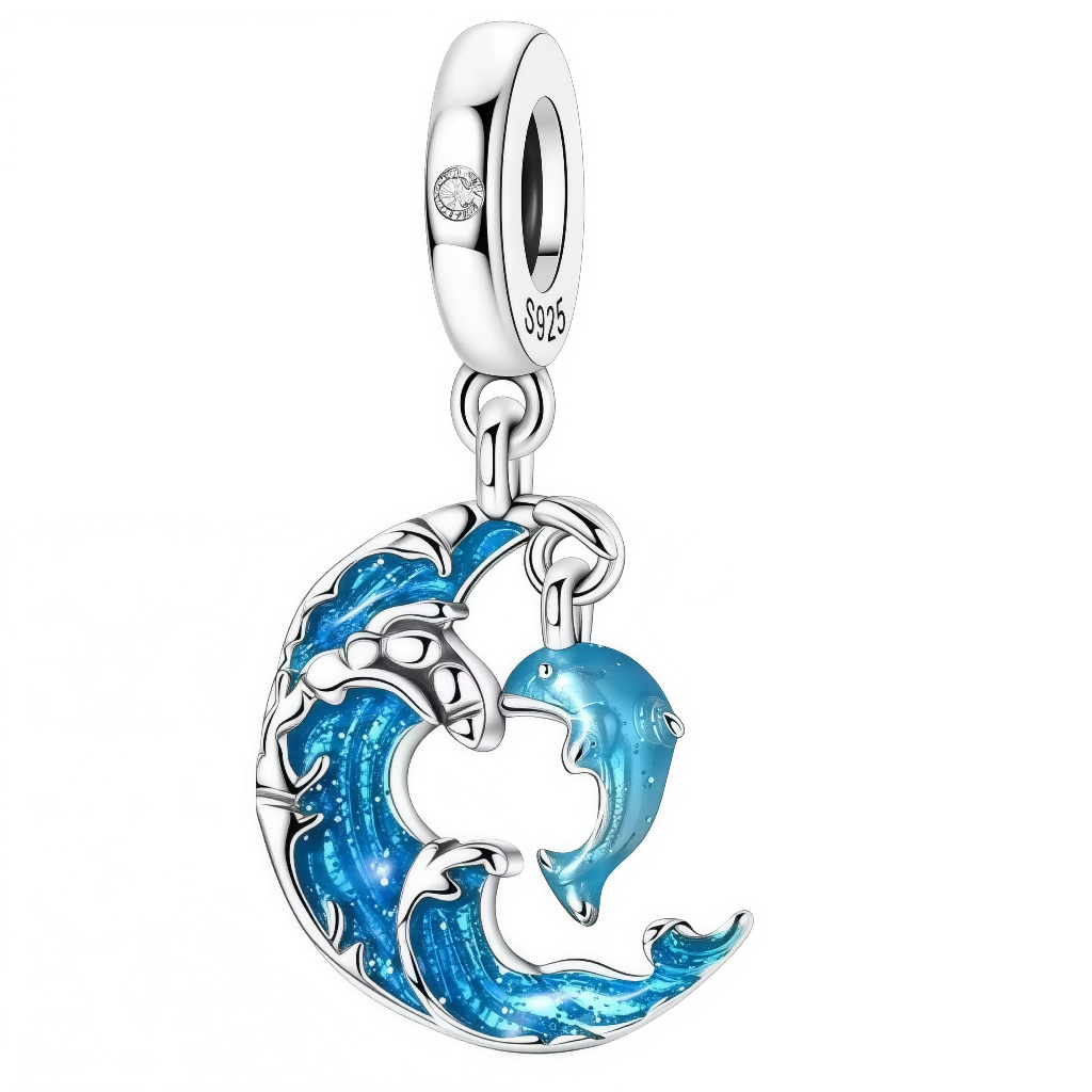 Ce charm pendentif en argent 925 (S925) réunit vague écumeuse dynamique et dauphin gracieux sautant au sommet. Il symbolise joie océanique, liberté marine et harmonie naturelle.

Caractéristiques

Matière : Argent 925 (S925) avec émail bleu pour vague, surface polie dauphin.
Design : Vague courbe puissante, dauphin courbé saut, aileron pointu inspirés ballet marin joyeux.
Compatibilité : Compatible avec les bracelets à charms standards (type Pandora, etc.) et la plupart des chaînes fines.