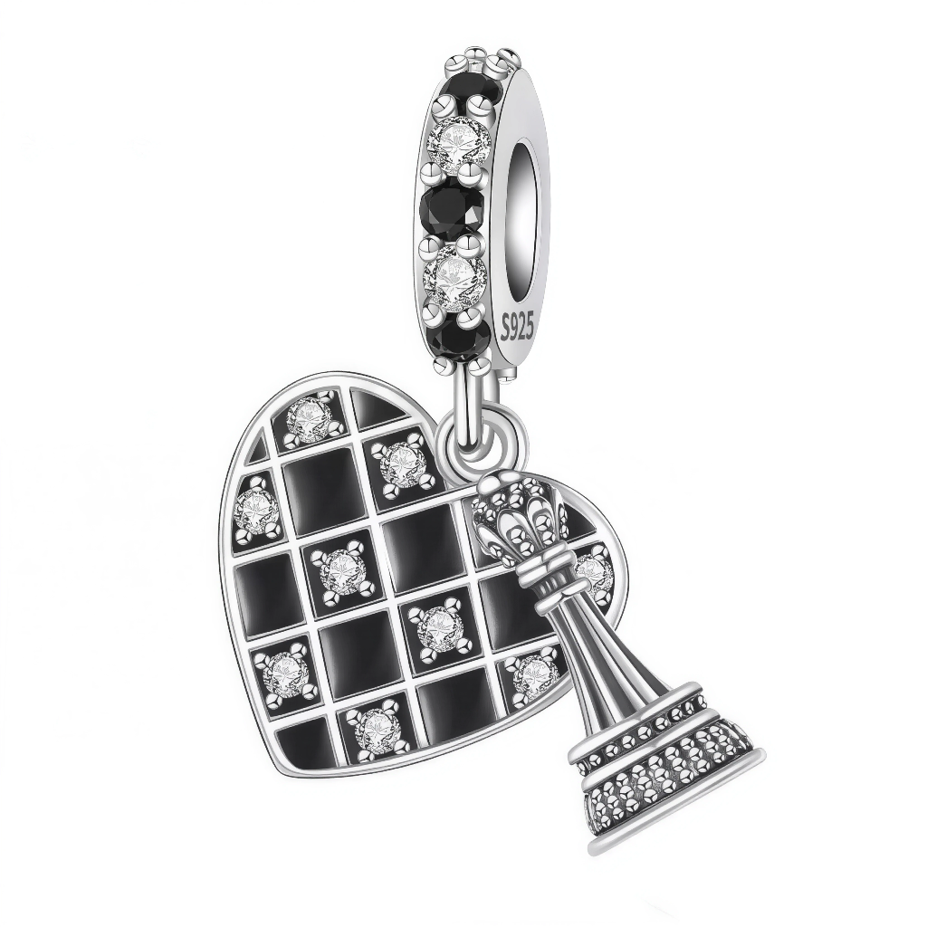 Ce charm pendentif en argent 925 pur associe cœur damier noir-blanc serti zircons et tour roi d’échecs couronnée. Il symbolise stratégie passion et victoire intellectuelle.

Caractéristiques

Matière : Argent 925 zircons noirs blancs multiples.
Design : Duo cœur échiquier tour anneau supérieur.
Compatibilité : Pendentif bracelets colliers européens.