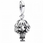 Ce charm en argent 925 montre jeune fille cheveux bouclés robe uniforme tenant livre yeux pétillants mains poche. Symbole intelligence audace érudition magique.

Caractéristiques

Matière : Argent 925.
Design : Style chibi détaillé livre texturé posture confiante.
Compatibilité : Bracelets colliers thèmes scolaires sorciers.