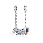 Protégez votre bracelet tout en célébrant la générosité de Phoebe Buffay dans Friends avec cette chaîne de sécurité. Ce bijou, représentant Phoebe allongée et enceinte, évoque son amour altruiste en portant les triplés de son frère, parfait pour les fans qui admirent son grand cœur.