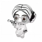 Symbole de force, d’élégance et de résistance, la Princesse Leia Organa s’impose ici en charm pendentif argent 925, fidèle à son look légendaire. Avec sa coiffure emblématique et son attitude de leader née, ce bijou est un hommage à l’héroïne culte de la saga Star Wars. Pour celles et ceux qui préfèrent les princesses qui tirent les plans… et les blasters.