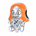 Ce charm pendentif en argent 925 montre Sally de&nbsp;L'Étrange Noël de Monsieur Jack&nbsp;assise gracieusement, cheveux roux, tenant un cœur transparent cristal révélant l’amour intérieur, yeux expressifs rêveurs. Il symbolise amour cousu main, résurrection fidèle et tendresse Halloween.

Caractéristiques :

Matière : Argent 925, cristal clair cœur.
Design : Sally position assise sereine, cœur tenu mains.
Dimensions : 1,8 cm hauteur, pendante gothique légère.