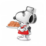 Ce charm met en scène Snoopy côté cuisine: toque polie, tablier rouge émaillé et plateau servi avec une montagne de purée façon cartoon. Le perçage traversant discret permet une glisse fluide sur le bracelet, tandis que les contours noirs et l’émail blanc offrent un rendu net et joyeux. Idéal pour les passionnés de gastronomie ou pour offrir à un cordon‑bleu.
