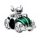 Faites entrer la bonne humeur et l’aventure dans votre collection avec ce charm représentant Stitch, concentré et joyeux, au volant d’une voiture stylée aux tons argentés et verts. Finement travaillé en finition argentée brillante, ce bijou capture l’esprit espiègle et dynamique de Stitch, prêt à prendre la route pour de nouvelles péripéties. Un accessoire amusant et original pour personnaliser vos bracelets ou colliers.
