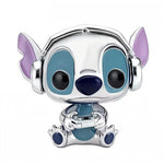 Ce charm montre Stitch concentré sur sa partie: grands écouteurs argent polis, yeux ronds fixés sur l’écran et manette détaillée serrée entre ses pattes. Les émaux bleu océan et les intérieurs d’oreilles lavande contrastent avec les finitions miroir pour un rendu moderne et dynamique. Une pièce idéale pour personnaliser un bracelet autour des passions jeux vidéo.