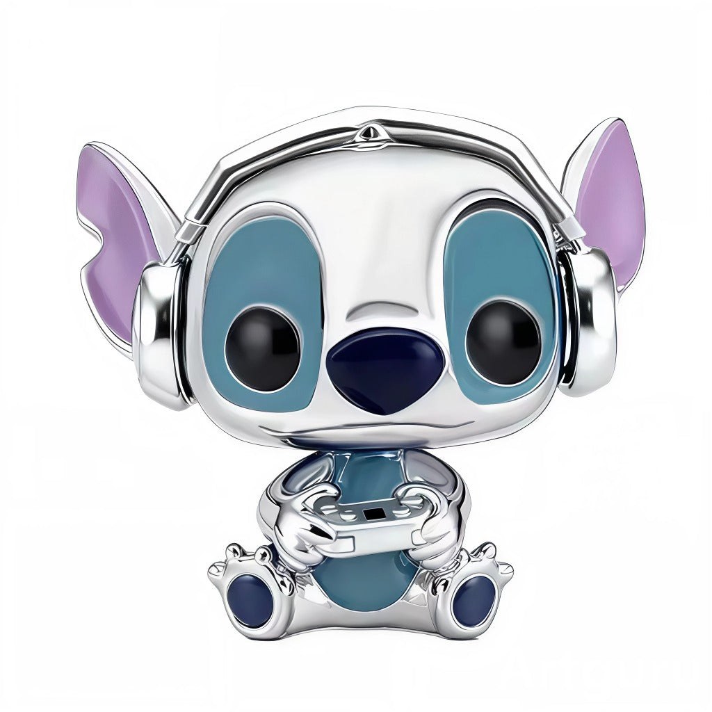 Ce charm montre Stitch concentré sur sa partie: grands écouteurs argent polis, yeux ronds fixés sur l’écran et manette détaillée serrée entre ses pattes. Les émaux bleu océan et les intérieurs d’oreilles lavande contrastent avec les finitions miroir pour un rendu moderne et dynamique. Une pièce idéale pour personnaliser un bracelet autour des passions jeux vidéo.