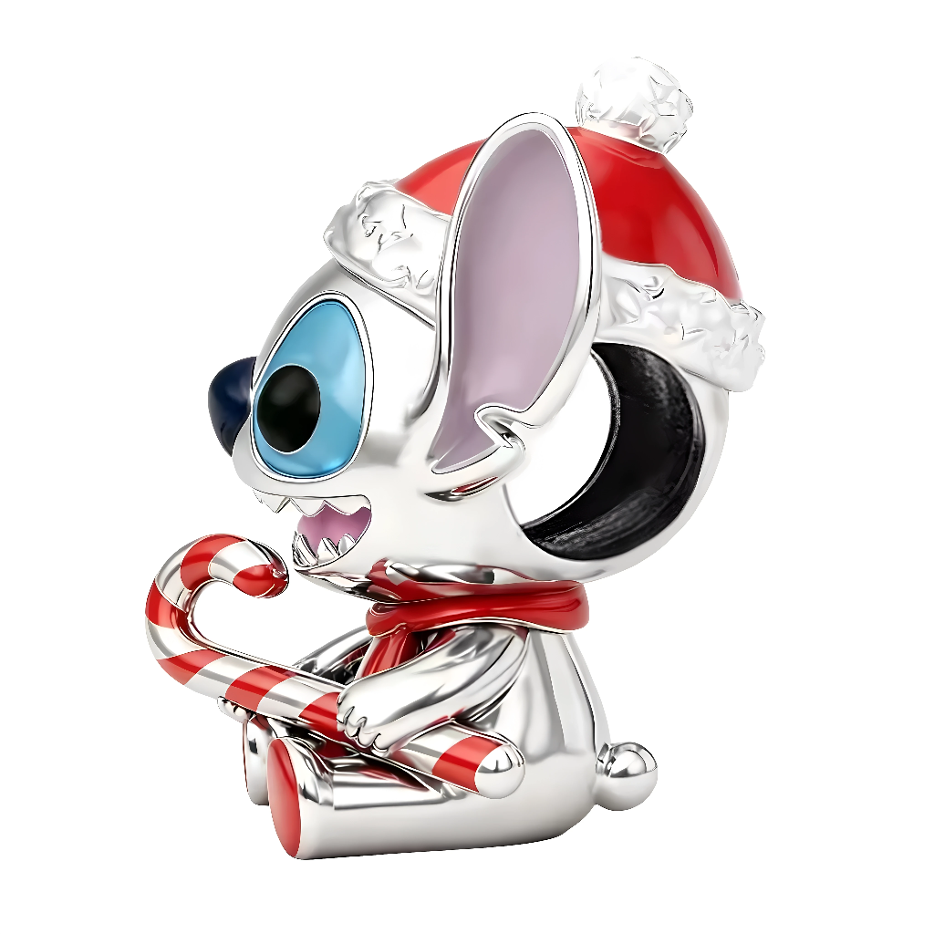 Ce charm met en scène Stitch dans sa version la plus joyeuse: bonnet de Noël texturé avec bord blanc, écharpe assortie et grand sourire dévoilant ses dents pointues. Assis bien sagement, il serre une canne en sucre d’orge rayée rouge et blanche, tandis que ses grands yeux bleus et ses oreilles lavande apportent la touche kawaii. Une pièce parfaite pour illuminer un bracelet pendant toute la saison des fêtes ou pour un cadeau de Noël plein de malice.