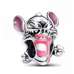 Préparez-vous à souffler les bougies avec le plus glouton (et adorable) des extraterrestres ! Ce charm en argent 925 met en scène Stitch en pleine fiesta d’anniversaire, prêt à engloutir un énorme gâteau avec sa langue bien pendue. Un bijou festif, fun et sucré à souhait – parfait pour célébrer la joie de vivre à la sauce Disney.
